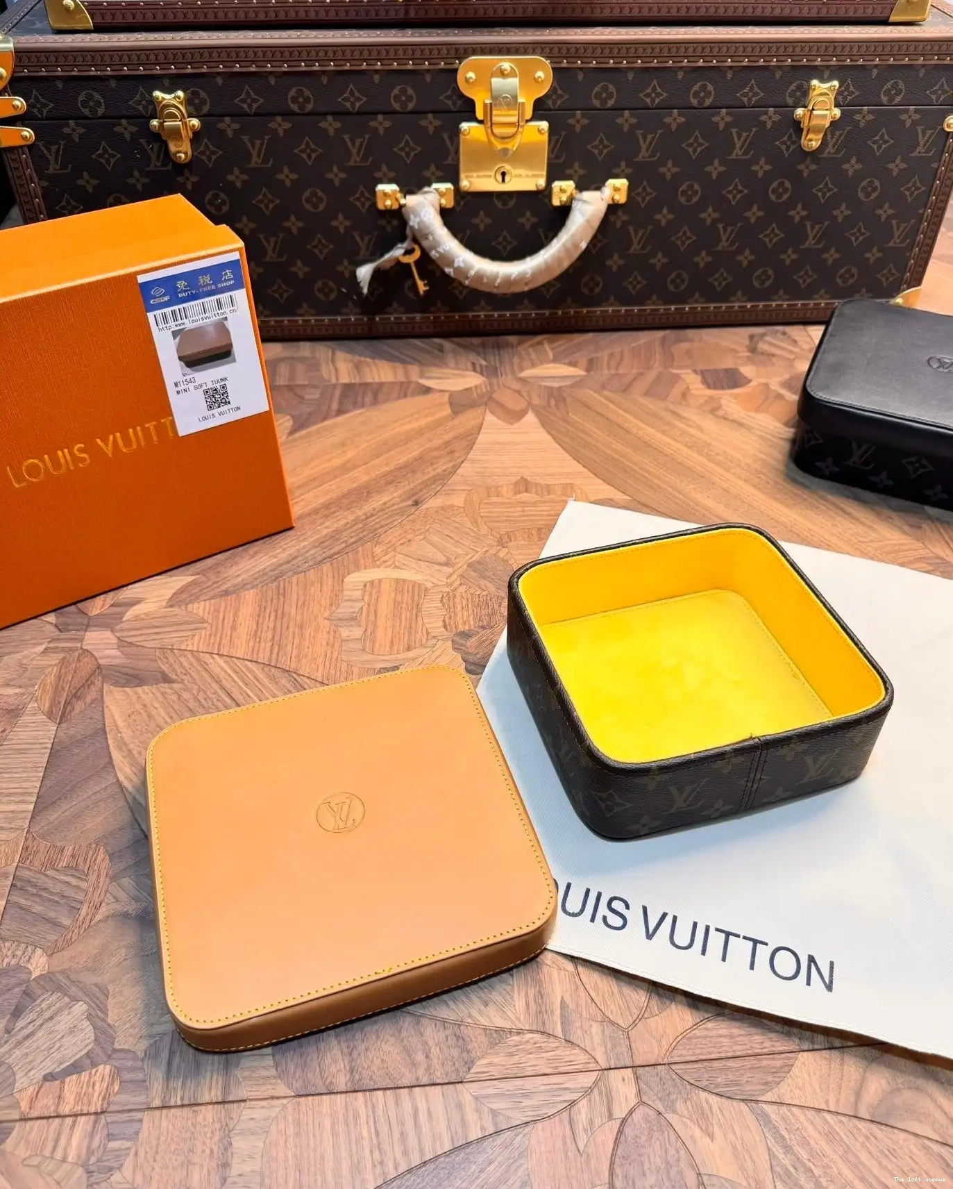 BOX YELLOW LV CUSTOM JEWELRY SQUARE 0615